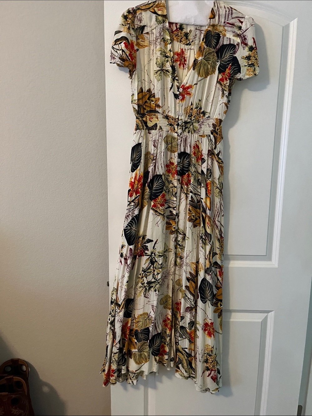 🍂Cream Tropical Leaf Print Maxi Dress with Smocked Waist🍁Feels like rayon🍂